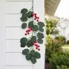 Enfeite de parede de azevinho artificial de Natal transfronteiriço, apresentando folhas de azevinho verde-escuras e bagas vermelhas, para decoração de parede interna e arranjos florais festivos
