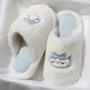 Pantuflas de felpa de algodón bordadas de dibujos animados para mujer, cálidas y antideslizantes para interior en invierno, suela suave, lindas pantuflas de algodón para el hogar al por mayor