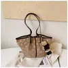 Bolsa de Camurça com Bolinhas para Mulheres 2026 Nova Tendência Fashionable Vintage Bolsa Tote com Toque de Luxo e Grande Capacidade