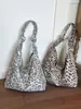 Bolso de lona nuevo estilo japonés y coreano con estampado de leopardo para estudiantes mujeres, adecuado para la escuela, bolso cruzado, bolso de hombro de terciopelo simple y versátil