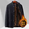 Exclusividad transfronteriza: Nueva chaqueta de invierno para hombre 2026 con cierre de botones, forro polar, engrosada y con cuello alto de chenilla