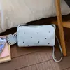 Bolso Pequeño Versátil con Tachuelas para Mujer de Principios de Primavera Transfronterizo 2026 Nueva Moda Bolso Almohada Texturizado Elegante Bolso de Hombro Cruzado