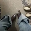 Botas de tornozelo de salto alto estilo francês para mulheres, nova coleção outono/inverno 2025, marrom retrô, forradas com fleece, ajuste slim, versáteis, bico fino, botas de tornozelo de salto agulha