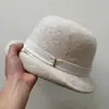 Gorro de Lana de Borde Enrollado de Alta Gama 2025 Gorro de Pescador Francés con Pequeña Etiqueta de Hierro Estilo Elegante de Hija Noble para Mujer