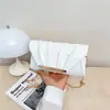 Bolso cruzado con espejo Diseño europeo y americano 2026 PU Plisado Nube Moda para mujer Cadena brillante Bolso de mano cruzado para fiesta nocturna