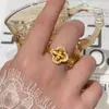 Anillo de trébol de cuatro hojas cepillado Explosiones del Libro Rojo Femenino Nicho Exquisito Alto Sentido Flor de Circonita Anillo Abierto Venta al por Mayor