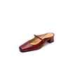 Sandálias Femininas Novas Estilo Francês 2026 Retro Salto Grosso 4,5cm Bico Fechado Calce Fácil Tira Única Sandálias de Meio Salto Preguiçosas para Uso Externo