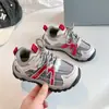 Outono de 2026 Novos Sapatos Infantis Meninos Moda Tendência Estilo Esportivo Casual Sapatos Estilo Coreano Elegante Retrô Meninas Sapatos Forrest Gump