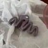 Clip para el Cabello Elegante y de Alta Gama, Nuevo Estilo Primavera/Verano 2025, Color Café con Leche, Lindo Clip de Tiburón, Accesorio para el Cabello para Mujeres