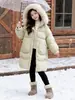 Chaqueta de Invierno de Algodón para Niñas Grandes con Cuello Desmontable de Piel 2026 Nuevo Estilo de Invierno Grueso de Longitud Media con Capucha Ropa de Abrigo Abrigo de Algodón Más Vendido