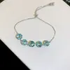 Pulsera de Flor Corazón con Circonita Cúbica Estilo Coreano Super Brillante Pulsera de Lujo Ligero Sensación de Alta Gama Exquisita Elegante Versátil Joyería de Mano para Viajes Diarios para Mujeres