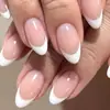 Uñas francesas postizas blancas de piel nude de influencer, base de color natural transparente ultradelgada, uñas francesas de almendra blanco puro, estética de nicho y clara