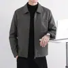 Nueva chaqueta de cuero suave 2026 con forro fino de polar, una prenda exterior elegante y cómoda de corte holgado para hombre, adecuada para ropa business casual y diseñada para hombres jóvenes a de mediana edad.