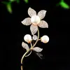 Elegante Broche Floral de Pérola, Broche de Folha e Haste de Flor Totalmente cravejado com Diamantes, Broche Decorativo para Vestidos de Festa e do Dia a Dia
