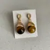 Brincos de tacha olho de tigre com tampa de metal escovado, com design para mulheres, retrô, luxo leve, modernos, da moda, versáteis, joias de orelha