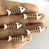 En Stock Colgante de Aleación de Dibujos Animados de Espina de Pescado con Gota de Aceite DIY Colgante para Aretes DIY Pulsera Joyería para Mujer Accesorios DIY Hechos a Mano
