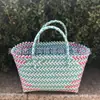 Fabricante Vende Bolsas de Moda para Mujer Tejidas a Mano de Plástico, Bolsos de Mano, Bolsas de Compras, Bolsos Casuales Urbanos, Bolsas de Cesta de Verduras Rayadas