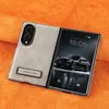 Adecuado para Samsung Z Fold 8, este estuche para teléfono presenta un diseño plegable, un soporte y proporciona protección completa contra caídas.. Es una funda de cuero de color sólido para el Fold 8 Ultra