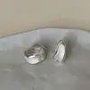 Pendientes Redondos Metálicos Curvos Cepillados Mate de Alta Gama para Mujer, Versátiles para el Trabajo, Pendientes Exquisitos de Moda y Tendencia