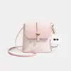 Bolso Cubo con Estampado de Gato Lindo para Mujer Transfronterizo Bolso Cruzado de Cuero Suave con Candado de Corazón y Colgante de Bola de Pelo Bolso Cruzado