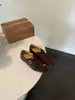 Sapatos femininos com salto grosso e decote em V, novos para o outono de 2026, estilo francês, bico quadrado, com fivela de cinto e design patchwork