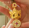 Colgante Pixiu con incrustaciones de diamantes del mismo estilo que Wei Xue para mujer, lujo ligero, trae fortuna, alta retención del color, colgante de arena dorada antigua al por mayor