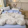 Set súper suave de cuatro piezas de algodón gofrado con estampado floral fresco, adecuado para dormitorio y uso doméstico, incluye sábana bajera y funda de edredón, set floral de tres piezas para exportación