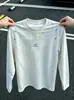 Camiseta de Manga Larga Gris con Bordado Desconstruido de Flor Blanca para Hombre Otoño Marca de Moda Hombro Normal Sudadera Cuello Redondo Holgado Capa Interior Capa Base