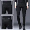 Jeans preto elástico Hong Kong para homens, corte slim, tendência primavera/outono 2026, calça social coreana