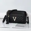 Nova Bolsa Transversal Acolchoada de Luxo para Mulheres 2026, Bolsa Almofada da Moda com Toque de Alto Padrão, Bolsa de Ombro Versátil com Fivela V Vermelha