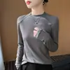 Suéter de punto nuevo estilo primavera y verano, cuello medio alto, manga larga, capa base delgada ajustada, top versátil de punto fino liso para mujer