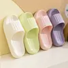 Pantuflas de Verano Qidashun con Sensación de Caminar sobre las Nubes para Uso en Casa, Nuevo Estilo de Pantuflas de Baño para Pareja para Hombres y Mujeres, Venta al por Mayor