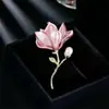 Broche Exquisito de Magnólia Rosa, Corsage de Pérolas Naturais de Alto Padrão, Novo Broche Elegante Outono e Inverno