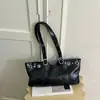 Bolso de hombro versátil de moda estilo europeo y americano transfronterizo para mujer, principios de otoño 2026, bolso de hombro personalizado retro de gran capacidad con tachuelas