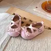 Sapatos de Princesa para Meninas 2026 Primavera/Outono Prata Estilosos Sapatos de Couro Infantis Mocassins de Solado Macio Sapatos Individuais Antiderrapantes Sapatos de Performance
