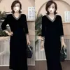 Vestido de Moda Cuello en V Estilo Mamá 2025 Otoño Nuevo Elegante Reductor de Edad Holgado Adelgazante Falda Lujosa