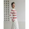 Suéter de punto a rayas estilo coreano de un hombro con bloques de color y manga larga para mujer, nuevo modelo de otoño 2026, elegante y estilizado top de hombros descubiertos