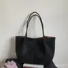 Nueva Bolsa de Hombro Grande de Gamuza para Viajes Otoño/Invierno 2025 Estilo Coreano Simple Ins Bolso de Hombro Versátil para Mujer