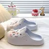 Sandália Birkenstock Estilo Menina Fofa, Tamancos de Desenho Animado em EVA para Mulheres, Leves e Versáteis para Casa e Uso Interno, Chinelos Fechados