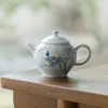 Tetera azul y blanca pintada a mano de las dinastías Tang y Song con diseño de urraca en rama, Juego de té Kung Fu, Color bajo vidriado estilo erudito, Filtro de agujero de bola, Tetera de mano para el hogar