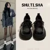 Sapatos pretos de couro com sola grossa e forro de fleece, novos para 2026, outono e inverno, versáteis, estilo britânico, com cadarço, plataforma, mocassins para mulheres