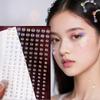 Maquillaje de mujer con diamantes de imitación brillantes, diamantes de imitación de cristal, maquillaje facial con diamantes de imitación, maquillaje de ojos con diamantes para conciertos y disfraces.