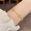 Moda Coreana y Japonesa Dulce Versátil Pulsera de Flor de Cuatro Hojas de Zirconia, Elegante Lujo Ligero Diseño Simple, Joyería Súper Brillante al por Mayor