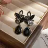 Aretes de aguja de plata con colgantes de flor tachonada de diamantes y gota de agua, aretes de moda simples y de nicho para el día a día, aretes para mujer con sensación de lujo ligero y alta gama.