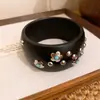 Pulseira redonda com rebite de flor em resina e madeira, transfronteiriça europeia e americana, moderna, simples, nicho, elegante, joia feminina de alta qualidade