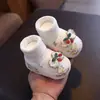 Sapatos de Bebê Previnem Quedas 3-6-Dezembro Sapatos para Recém-nascidos Sapatos de Tecido com Solado Macio para Bebê Feitos à Mão na Primavera e Outono
