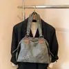 Nova bolsa de mão retrô com rebites 2026, grande capacidade, bolsa tote fashion para mulheres, bolsa de ombro, adequada para o trajeto diário, com design tridimensional