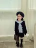 Coleção Outono 2026 Estilo Coreano Roupas Infantis: Camisa Xadrez Bordada com Gola Boneca para Meninas, Jaqueta, Cardigã, Shorts de Veludo