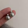 Pendientes de lujo ligeros con clip de perla gris y circonita, sin orejas, diseño de nicho, personalidad retro avanzada, sencillos y combinables con todo.