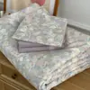 Juego de Verano de Cuatro Piezas con Colcha de Gasa de Doble Capa de Algodón Puro, Amigable con la Piel y Cómoda, de Grado Materno e Infantil, con Cordón Integrado, Núcleo de Colcha Lavable a Máquina